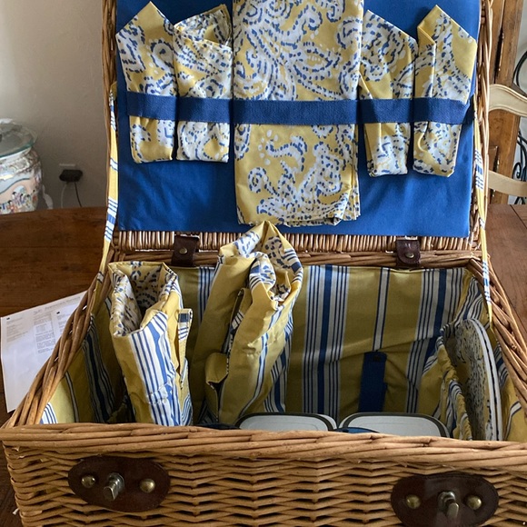 Eddie Bauer Pick nick Basket - Picture 1 of 3